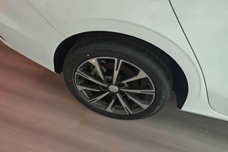 Used Geely Auto Emgrand 2026 Model 4th Generation 4 Millionth Anniversary Edition 1.5L CVT Feiyue Edition Right Rear Wheel Hub