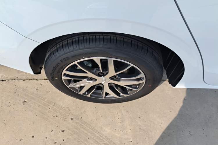 Used Geely Auto Emgrand 2026 Model 4th Generation 4 Millionth Anniversary Edition 1.5L CVT Overdrive Edition Right Rear Wheel Hub