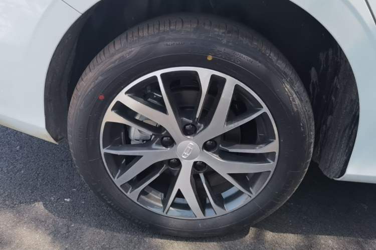 Used Geely Auto Emgrand 2026 Model 4th Generation 4 Millionth Anniversary Edition 1.5L CVT Overdrive Edition Right Rear Wheel Hub