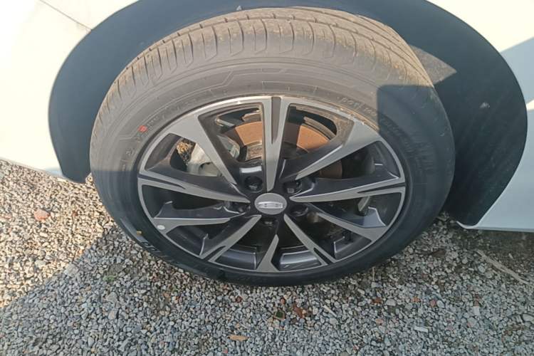 Used Geely Auto Emgrand 2026 Model 4th Generation 4 Millionth Anniversary Edition 1.5L CVT Feiyue Edition Right Rear Wheel Hub