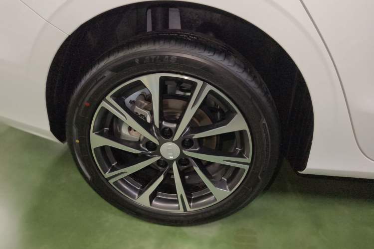 Used Geely Auto Emgrand 2026 Model 4th Generation 4 Millionth Anniversary Edition 1.5L CVT Feiyue Edition Right Rear Wheel Hub