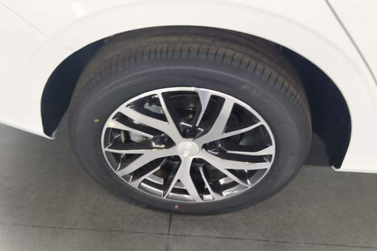 Used Geely Auto Emgrand 2026 Model 4th Generation 4 Millionth Anniversary Edition 1.5L CVT Overdrive Edition Right Rear Wheel Hub