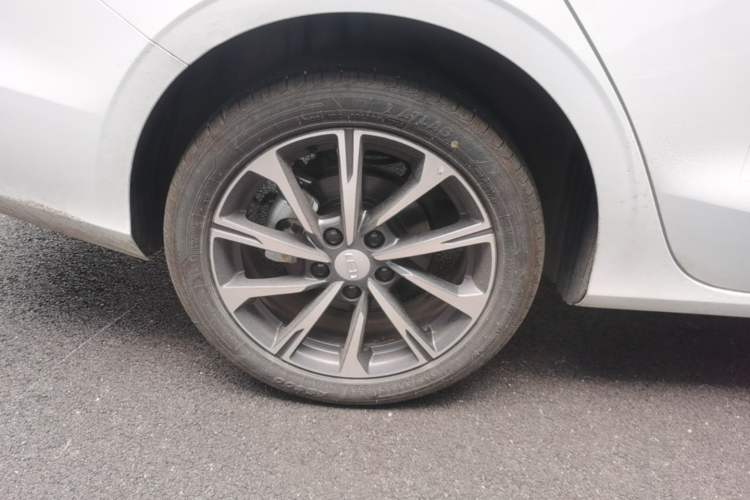 Used Geely Auto Emgrand 2026 Model 4th Generation 4 Millionth Anniversary Edition 1.5L CVT Feiyue Edition Right Rear Wheel Hub