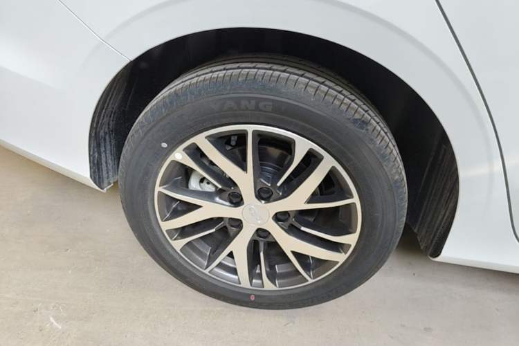 Used Geely Auto Emgrand 2026 Model 4th Generation 4 Millionth Anniversary Edition 1.5L CVT Overdrive Edition Right Rear Wheel Hub