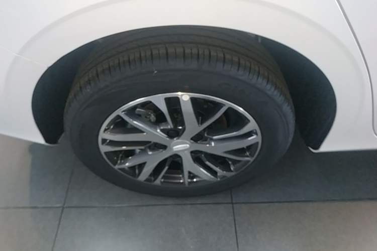 Used Geely Auto Emgrand 2026 Model 4th Generation 4 Millionth Anniversary Edition 1.5L CVT Overdrive Edition Right Rear Wheel Hub