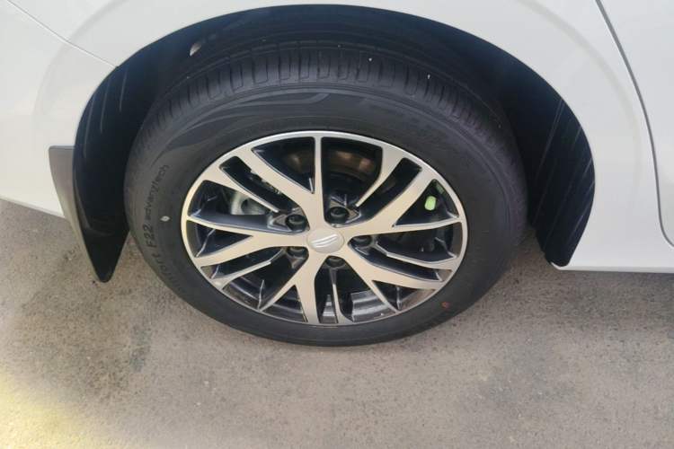 Used Geely Auto Emgrand 2026 Model 4th Generation 4 Millionth Anniversary Model 1.5L CVT Starry Edition Right Rear Wheel Hub