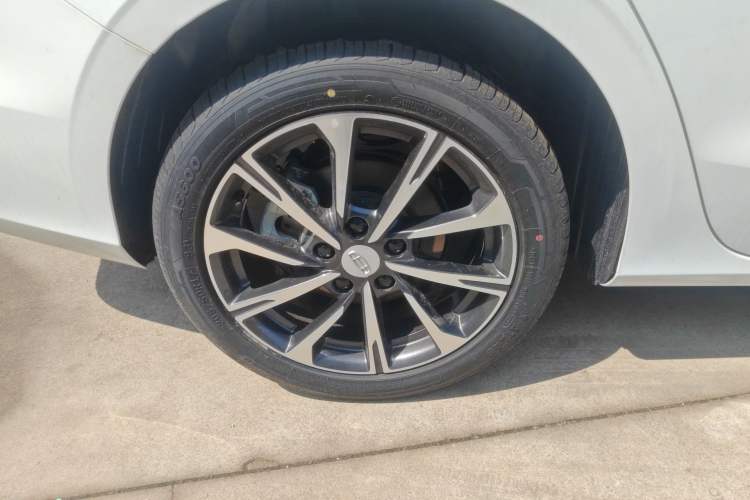 Used Geely Auto Emgrand 2026 Model 4th Generation 4 Millionth Anniversary Edition 1.5L CVT Feiyue Edition Right Rear Wheel Hub