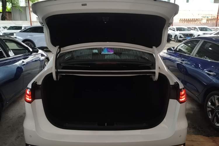 Used Geely Auto Emgrand 2026 Model 5th Generation 1.5T DCT Prestige Edition Trunk
