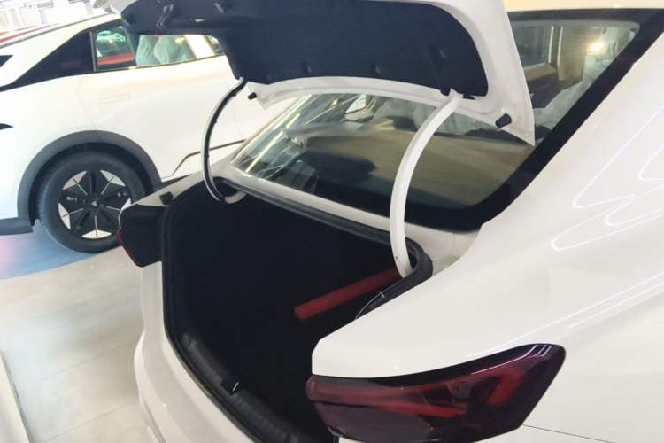 Used Geely Auto Emgrand 2026 Model 4th Generation 4 Millionth Anniversary Edition 1.5L CVT Overdrive Edition Trunk