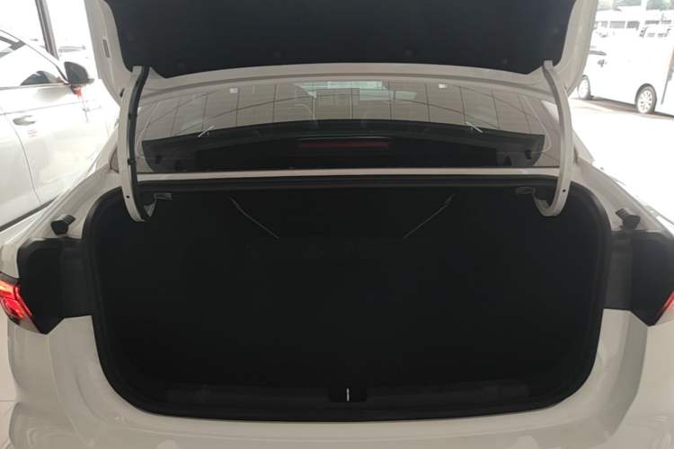 Used Geely Auto Emgrand 2026 Model 4th Generation 4 Millionth Anniversary Edition 1.5L CVT Overdrive Edition Trunk
