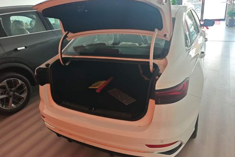 Used Geely Auto Emgrand 2026 Model 4th Generation 4 Millionth Anniversary Edition 1.5L CVT Feiyue Edition Trunk