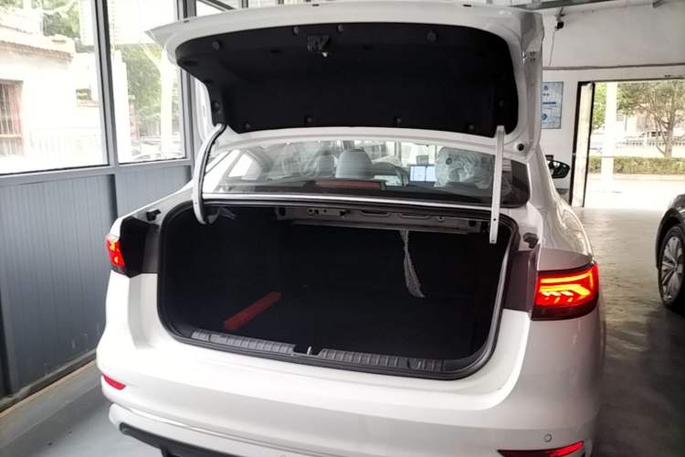 Used Geely Auto Emgrand 2026 Model 4th Generation 4 Millionth Anniversary Edition 1.5L CVT Feiyue Edition Trunk