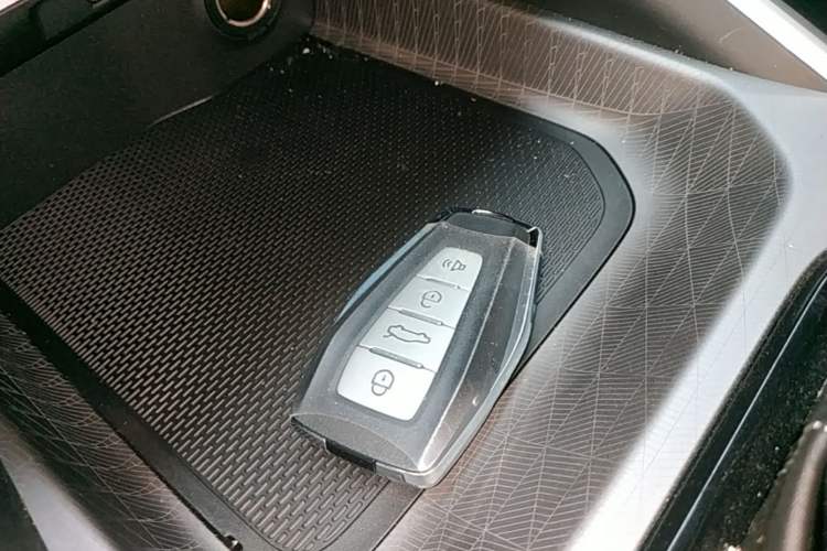 Used Geely Auto Emgrand 2026 Model 4th Generation 4 Millionth Anniversary Edition 1.5L CVT Overdrive Edition Vehicle Key