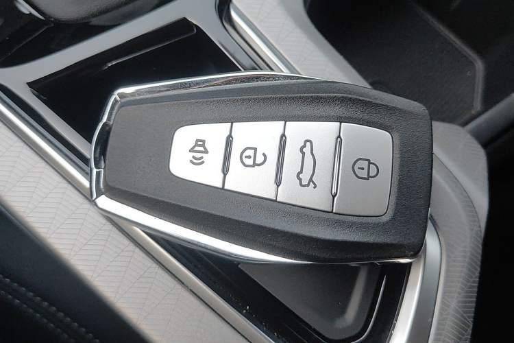 Used Geely Auto Emgrand 2026 Model 4th Generation 4 Millionth Anniversary Edition 1.5L CVT Overdrive Edition Vehicle Key