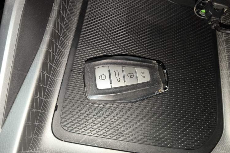 Used Geely Auto Emgrand 2026 Model 4th Generation 4 Millionth Anniversary Edition 1.5L CVT Overdrive Edition Vehicle Key