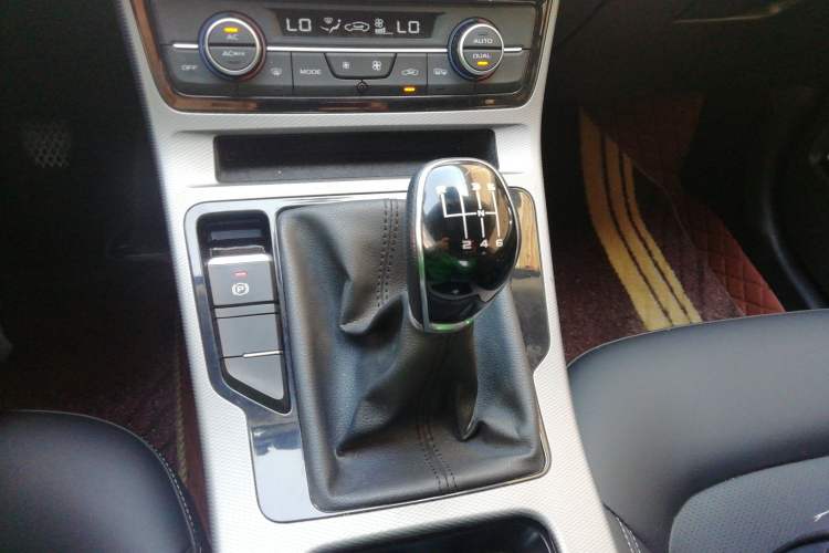 Used Geely Auto Emgrand GL 2021 UP 1.4T Manual LingShang Model Gear Lever