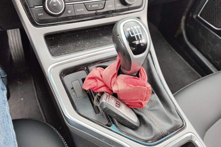 Used Geely Auto Emgrand GL 2017 1.8L Manual Elite Model Gear Lever