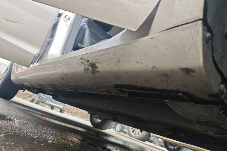 Used Geely Auto Emgrand GL 2017 1.8L Manual Elite Model Right Side Sill