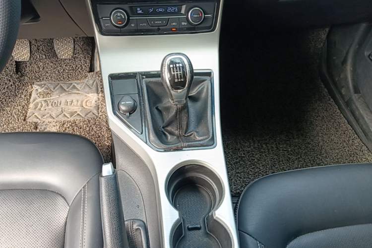 Used Geely Auto Emgrand GL 2017 1.3T Manual Elite Model Gear Lever