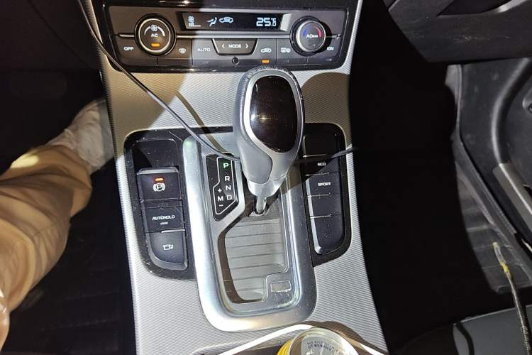 Used Geely Auto Emgrand GL 2017 1.8L DCT Elite Model Gear Lever