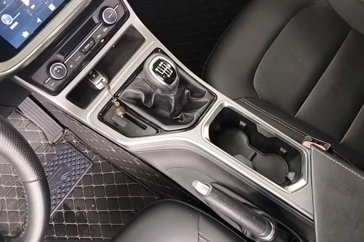 Used Geely Auto Emgrand GL 2017 1.8L Manual Elite Model Gear Lever