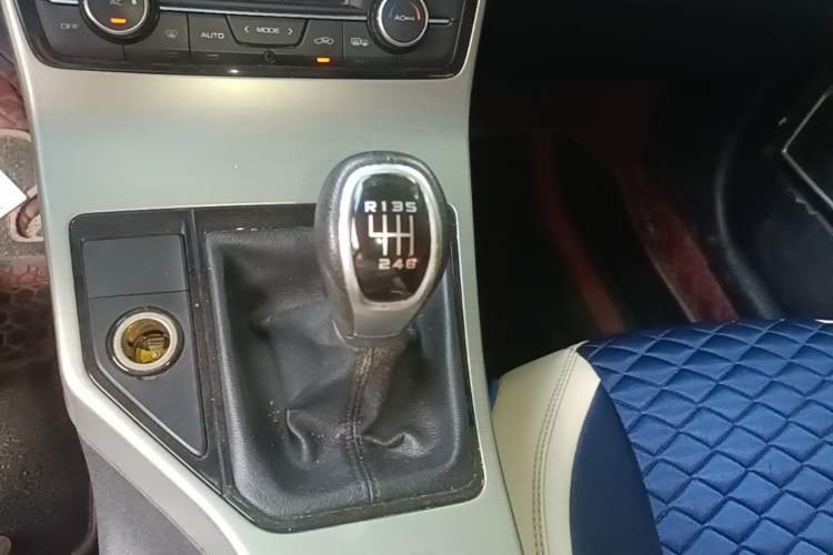 Used Geely Auto Emgrand GL 2017 1.3T Manual Elite Model Gear Lever