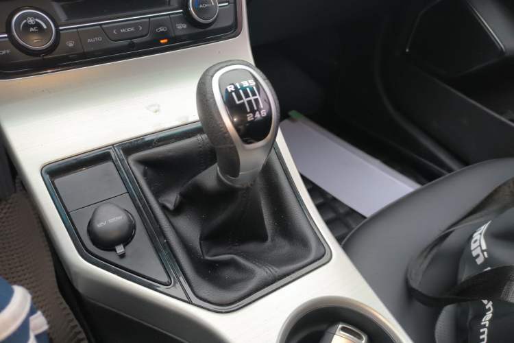 Used Geely Auto Emgrand GL 2017 1.3T Manual Elite Model Gear Lever