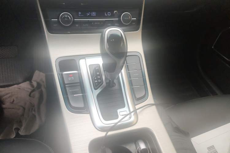 Used Geely Auto Emgrand GL 2017 1.8L DCT Elite Model Gear Lever