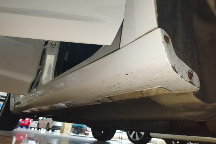 Used Geely Auto Emgrand GL 2017 1.3T Manual Elite Model Right Side Sill