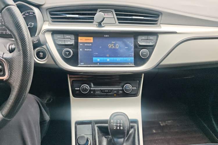Used Geely Auto Emgrand GL 2017 1.8L Manual Elite Model Audio And AC Panel