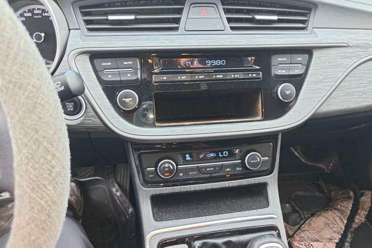 Used Geely Auto Emgrand GL 2017 1.8L Manual Entry-Level Model Audio And AC Panel