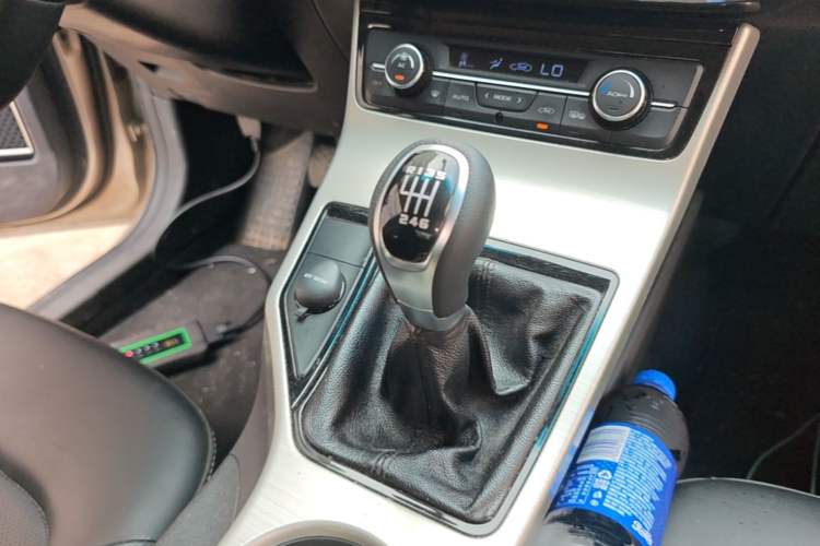 Used Geely Auto Emgrand GL 2017 1.3T Manual Elite Model Gear Lever