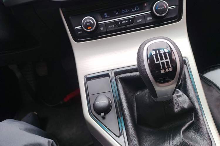 Used Geely Auto Emgrand GL 2017 1.3T Manual Elite Model Gear Lever