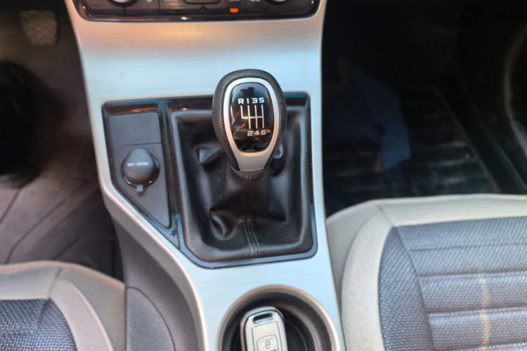 Used Geely Auto Emgrand GL 2017 1.3T Manual Elite Model Gear Lever