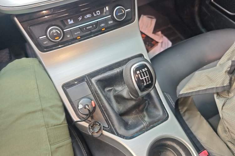 Used Geely Auto Emgrand GL 2017 1.3T Manual Elite Model Gear Lever