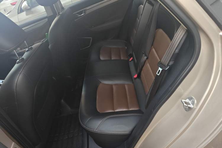 Used Geely Auto Emgrand GL 2017 1.3T DCT Luxury Model Interior 4