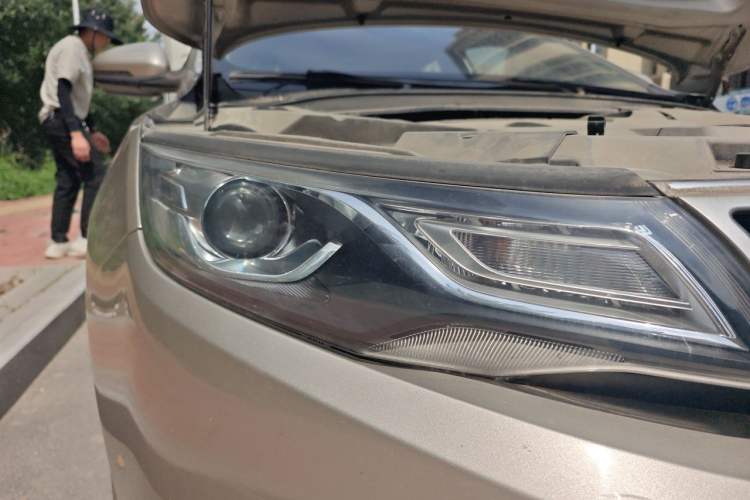Used Geely Auto Emgrand GL 2017 1.8L Manual Elite Model Right Front Headlight