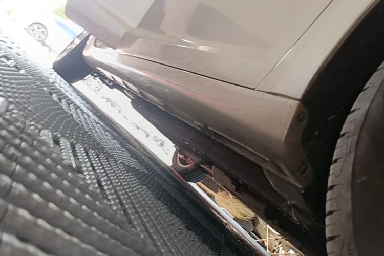 Used Geely Auto Emgrand GL 2017 1.8L Manual Elite Model Right Side Sill