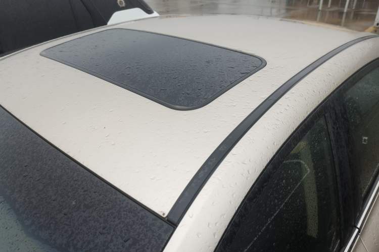 Used Geely Auto Emgrand GL 2017 1.8L Manual Elite Model Roof