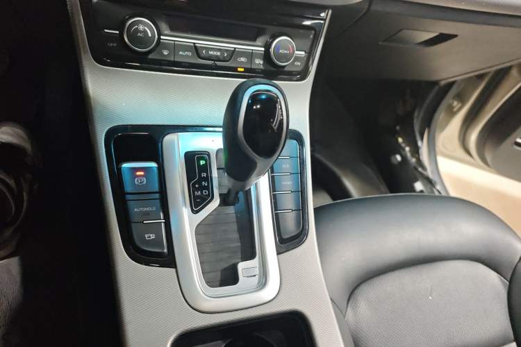 Used Geely Auto Emgrand GL 2018 1.8L DCT Elite Smart Connectivity Version Gear Lever