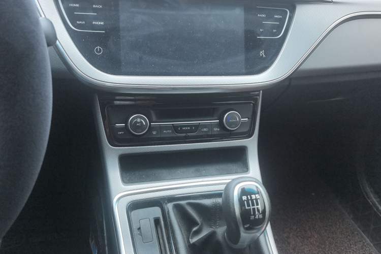 Used Geely Auto Emgrand GL 2018 1.8L Manual Elite Smart Connectivity Version Audio And AC Panel