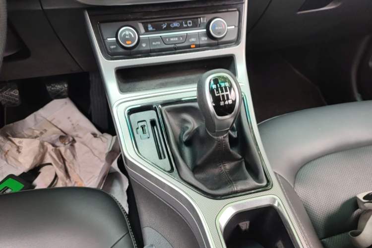 Used Geely Auto Emgrand GL 2018 1.4T Manual Elite Smart Connectivity Version Gear Lever