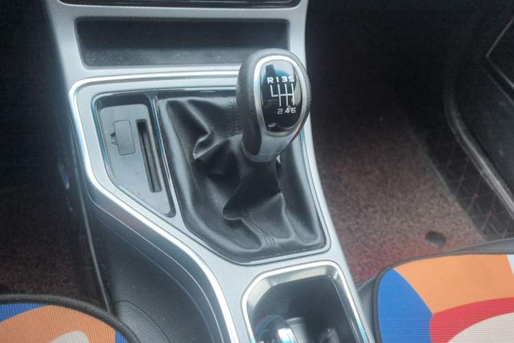 Used Geely Auto Emgrand GL 2018 1.8L Manual Elite Smart Connectivity Version Gear Lever