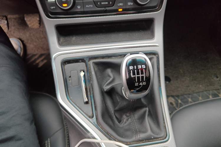 Used Geely Auto Emgrand GL 2018 1.4T Manual Elite Smart Connectivity Version Gear Lever