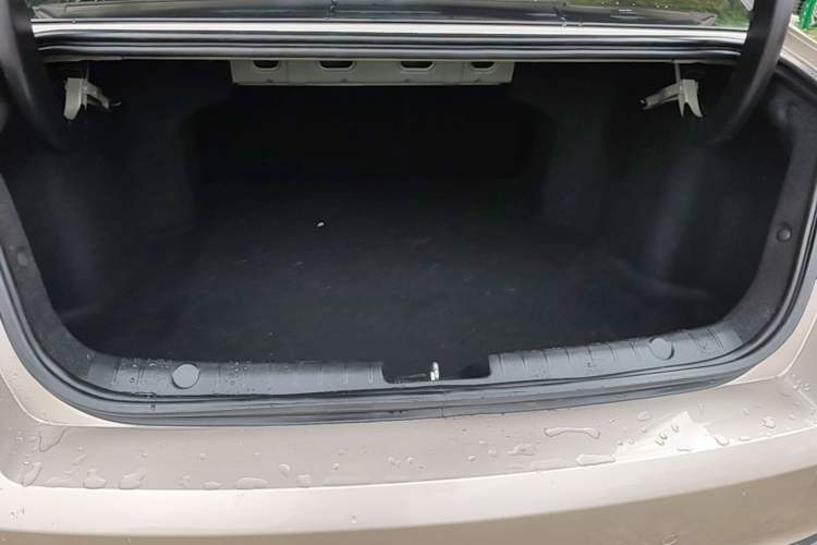 Used Geely Auto Emgrand GL 2018 1.4T Manual Elite Smart Connectivity Version Trunk