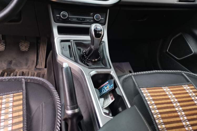 Used Geely Auto Emgrand GL 2018 1.8L Manual Elite Smart Connectivity Version Gear Lever