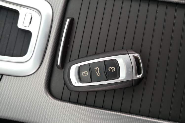 Used Geely Auto Emgrand GL 2018 1.8L DCT Elite Smart Connectivity Version Interior 1