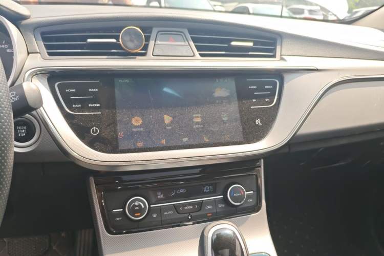 Used Geely Auto Emgrand GL 2018 1.8L DCT Elite Smart Connectivity Version Audio And AC Panel