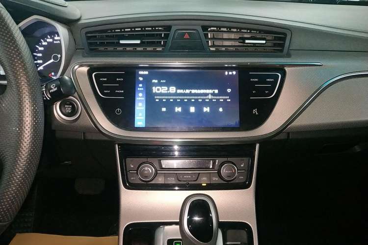 Used Geely Auto Emgrand GL 2018 1.4T DCT Prestige Smart Connectivity Version Audio And AC Panel
