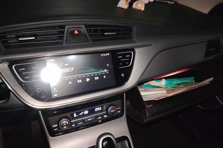 Used Geely Auto Emgrand GL 2018 1.8L DCT Elite Smart Connectivity Version Audio And AC Panel